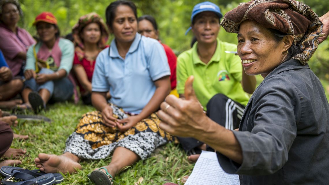 Eine landwirtschaftliche Beraterin spricht mit Kleinbäuerinnen in Buatarrung/Indonesien.