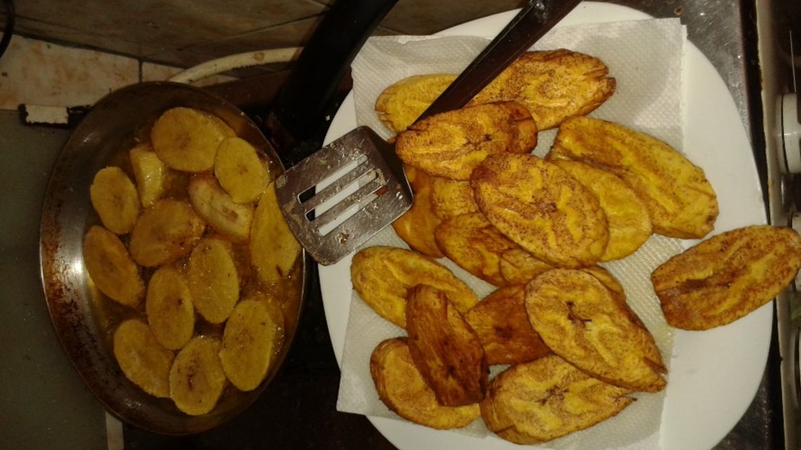 Erst mal warten, bis die Kochbananen frittiert sind. Die Zubereitungszeit der meisten Gerichte dauert in Kamerun länger als in Deutschland. Das liegt zum Beispiel daran, dass man in Deutschland Tiefkühlprodukte oder vorbereitete Nahrungsmittel kaufen kann, die man viel schneller zubereiten kann.