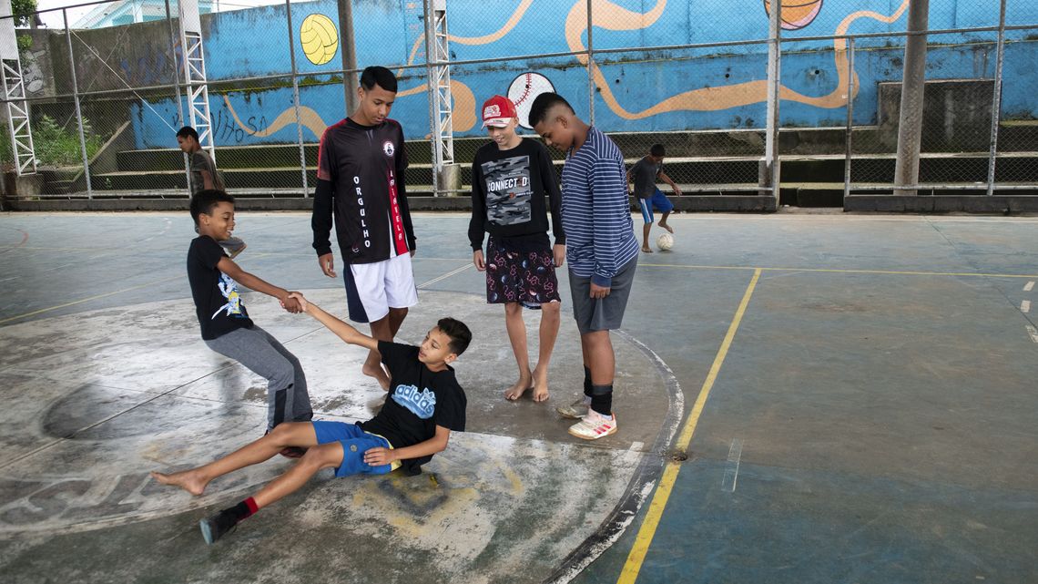 Der Straßenfußball stärkt den Zusammenhalt zwischen den Jugendlichen.