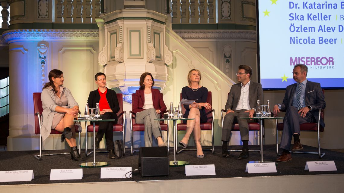 Das Podium mit der Moderatorin Anke Plättner in der Mitte