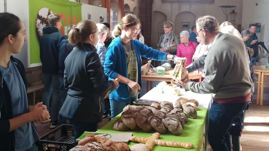 Brot werden verteilt.