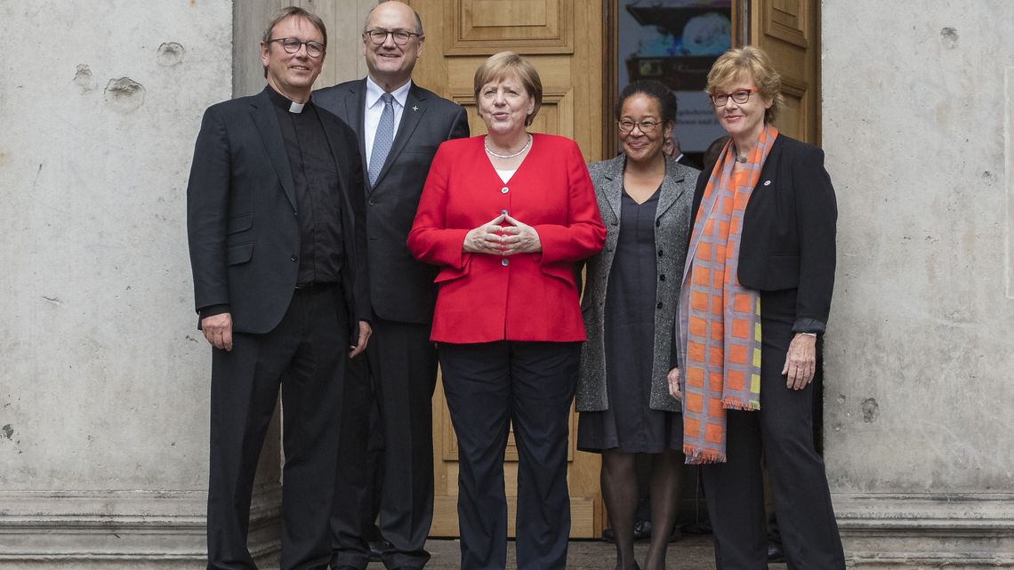 (v.r.n.l.)Dr. h. c. Cornelia Füllkrug-Weitzel, Präsidentin von Brot für die Welt, Judith Ohene, Vorsitzende der Arbeitsgemeinschaft der Entwicklungsdienste e.V., Prälat Dr. Martin Dutzmann und Prälat Dr. Karl Jüsten begrüßen Bundeskanzlerin Dr. Angela Merkel.