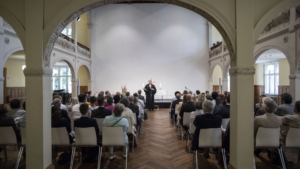 Blick in den Saal während des Gottesdienstes.