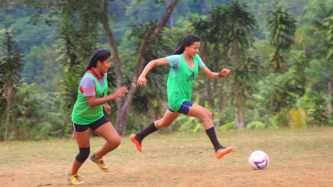 zwei Mädchen beim Fußball spielen