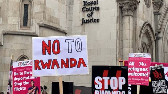 Demonstration gegen den UK-Ruanda-Deal vor dem Gerichtshof in London