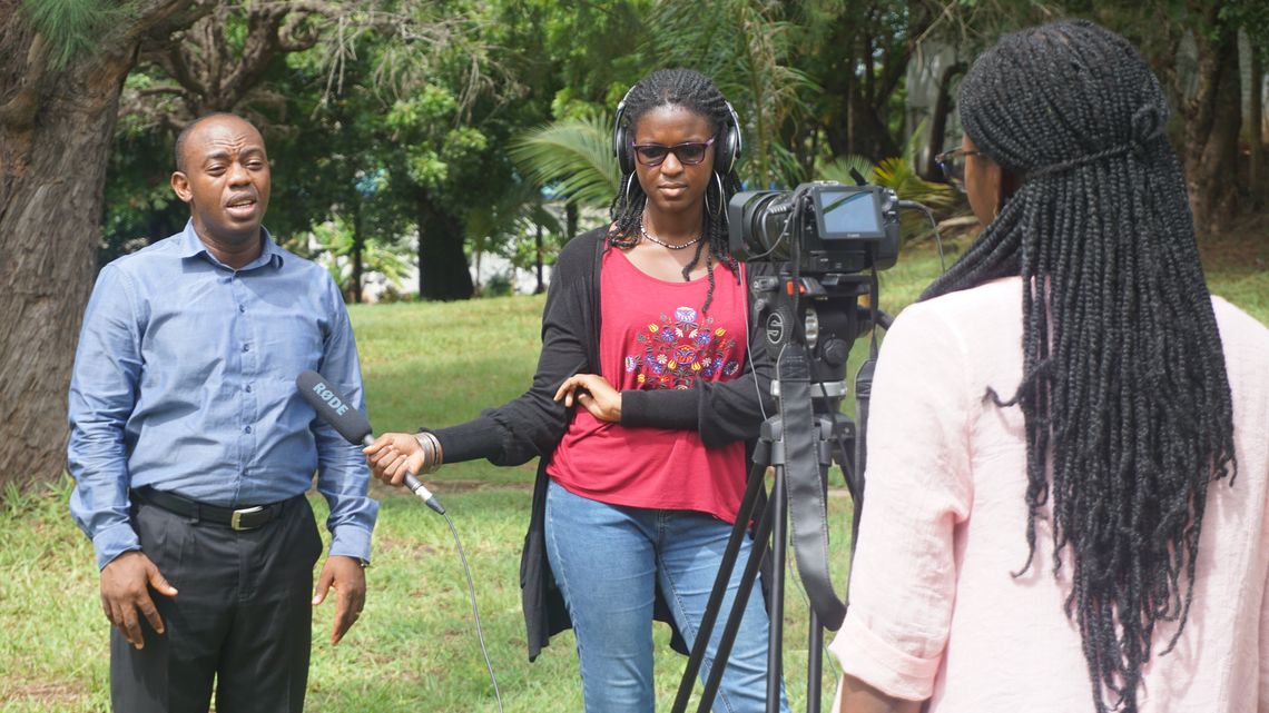 Gemeinsam soll ein kleiner Imagefilm über den YMCA entstehen. Dafür werden Mitarbeitende des YMCA interviewt. Hier findet ein Interview mit dem Exekutive Director des YMCA, Kwabena Nketia Addae, statt.