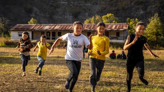 Wettlauf der Kinder über den Dorfplatz in Challou, einem Partnerdorf von Participatory Action for Sustainable Development Organisation (PASDO) im Ukhrul District, Manipur in Ost- Indien