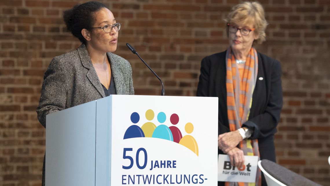 Judith Ohene, Vorsitzende der Arbeitsgemeinschaft der Entwicklungsdienste e.V. bei ihrer Begrüßungsrede.