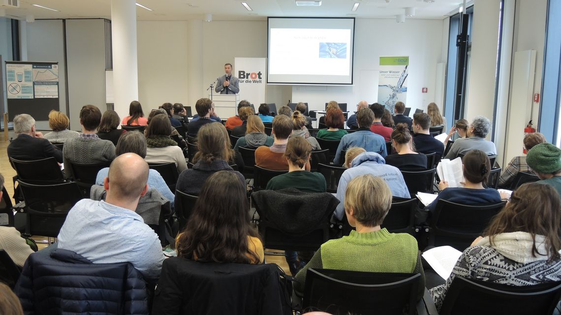 Jerry van den Berge, Wasserrechtsaktivist, hinterfragt die Agenda des Weltwasserforum aus einer Menschenrechtsperspektive