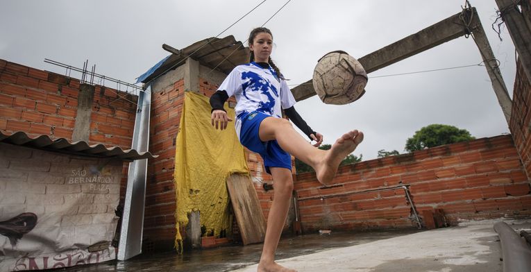 Maria Eduarda de Almeida Barbosa (genannt "Duda", 12 Jahre), Fußballerin im Projekt Piratinha, übt auf dem Flachdach ihres Hauses mit dem Ball.Projektpartner: Açao Educativa - AE