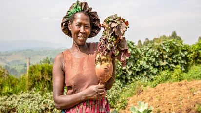 Tofas Kengyeya zeigt stolz ein Produkt aus ihrem Gemüsegarten.