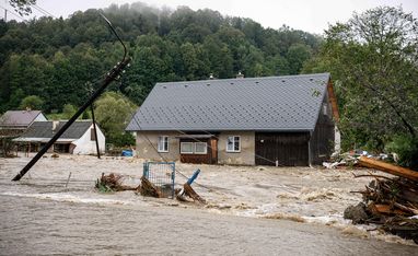 Fluss in Jesenik, Tschechien, der aufgrund der Überschwemmungen im September 2024 Hochwasser hat.