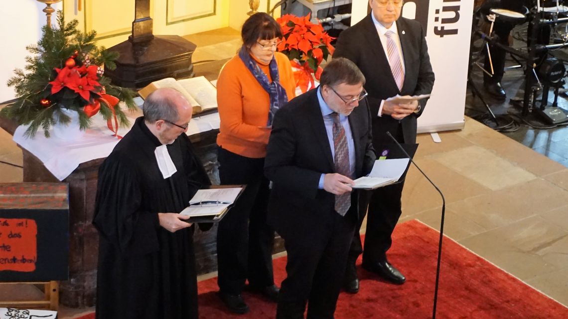 Die Fürbitte wurde gehalten von Pfr. Bert Rothermel, Brot für Welt-Referentin Dr. Ute Greifenstein, dem Leiter des Zentrums Oekumene, OKR Pfr. Detlev Knoche, sowie Dekan Pfr. Dr. Karl-Heinz-Schnell aus dem Dekanat Odenwald (v.l.)