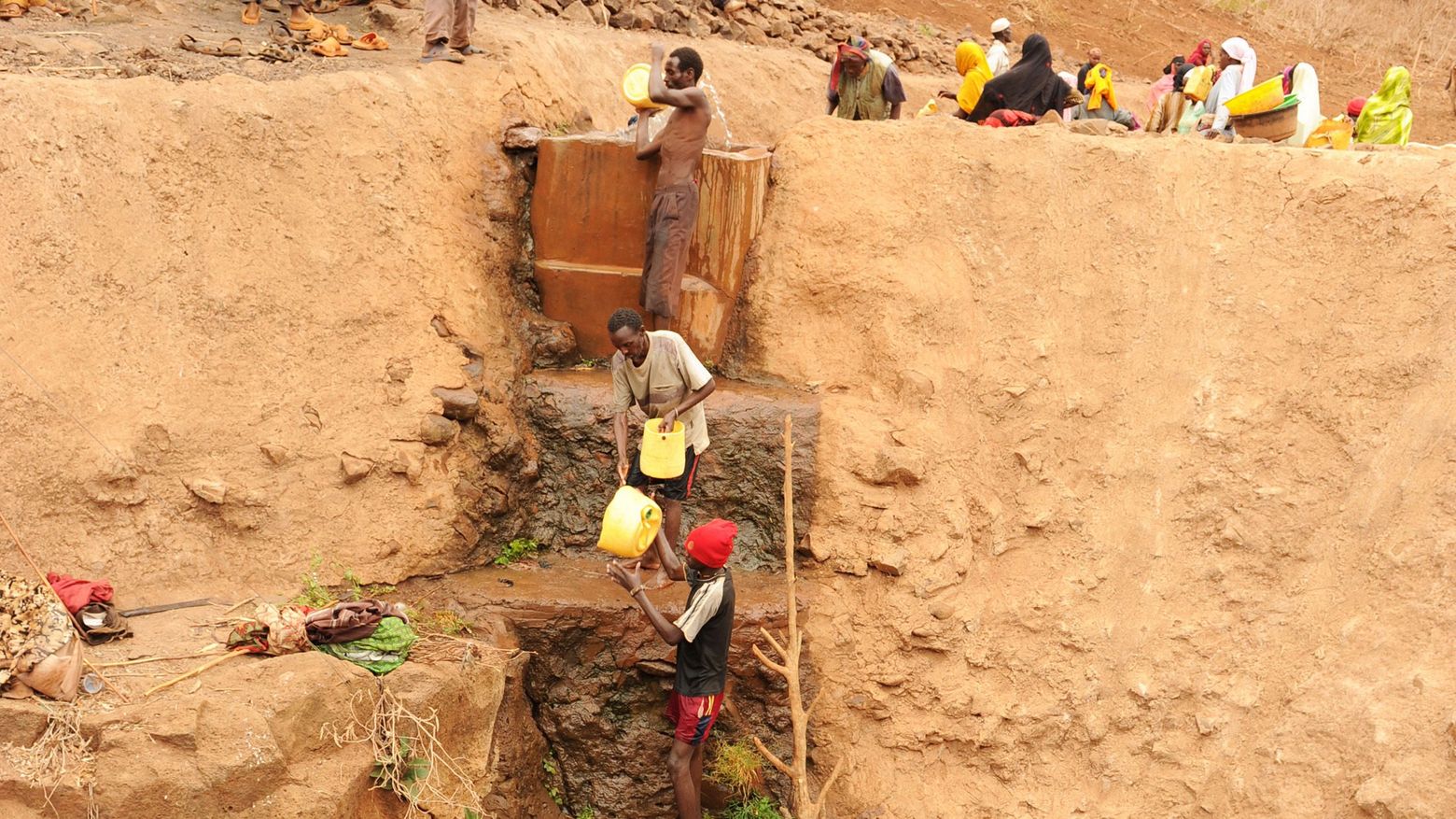 Extremer Wassermangel in Kenia, vielfach eine Konfliktursache für gewaltförmige Auseinandersetzungen zwischen unterschiedlichen Gemeinschaften und/oder Nutzer:innen-Gruppen