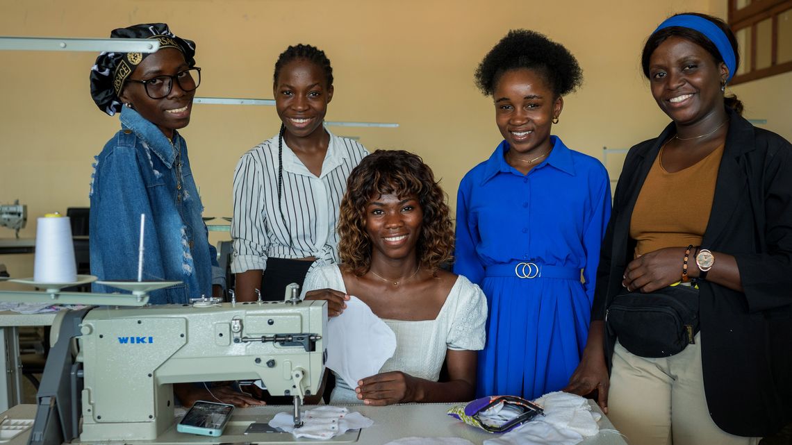 Junge Frauen lernen im Fortbildungszentrum von Mwana Pwo in Saurimo Nähen.