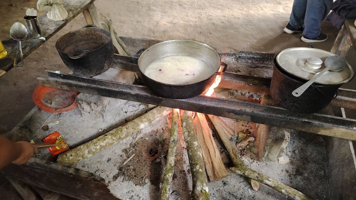 Kochen über dem offenen Feuer