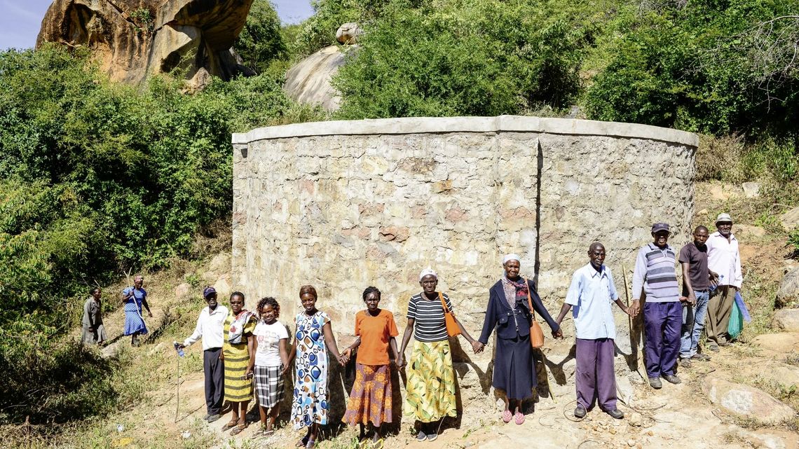 KENIA, ADS Anglican Development Services of Mount Kenya East, Stadt Embu, Dorf Gichunguri, Projekt Regenwasserauffang an einem Felsen und Speicherung in Tanks zur Nutzung in Duerreperioden