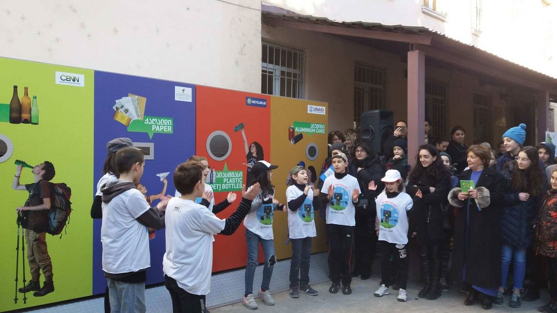 Eröffnung eines "Recycling Corners" an einer öffentlichen Schule 