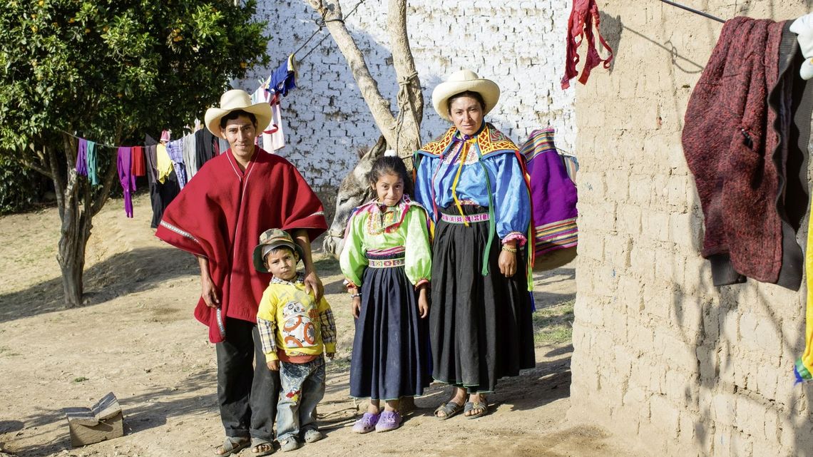 Jose Barrios Manayay mit Ehefrau Rosa Tantarico Barrios und den Kindern Anali (10) und Neiser Barrios Tantarico (4) neben ihrem Haus in Panachi. (c) 2016 Kathrin Harms