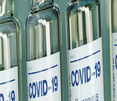 Mehrere Dosen Impfstoff gegen Covid-19.