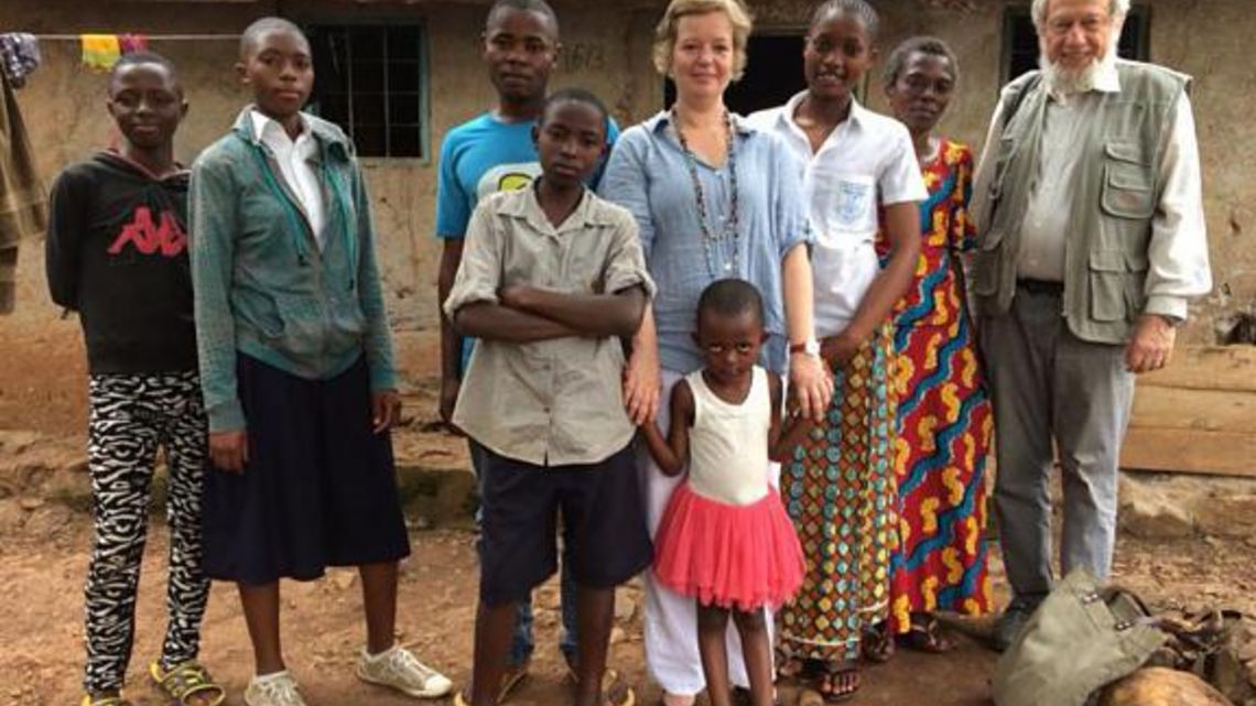 Hier sieht man ihn mit der Berliner Psychotherapeutin Corinna Kärnbach (blaue Bluse) in Bukavu