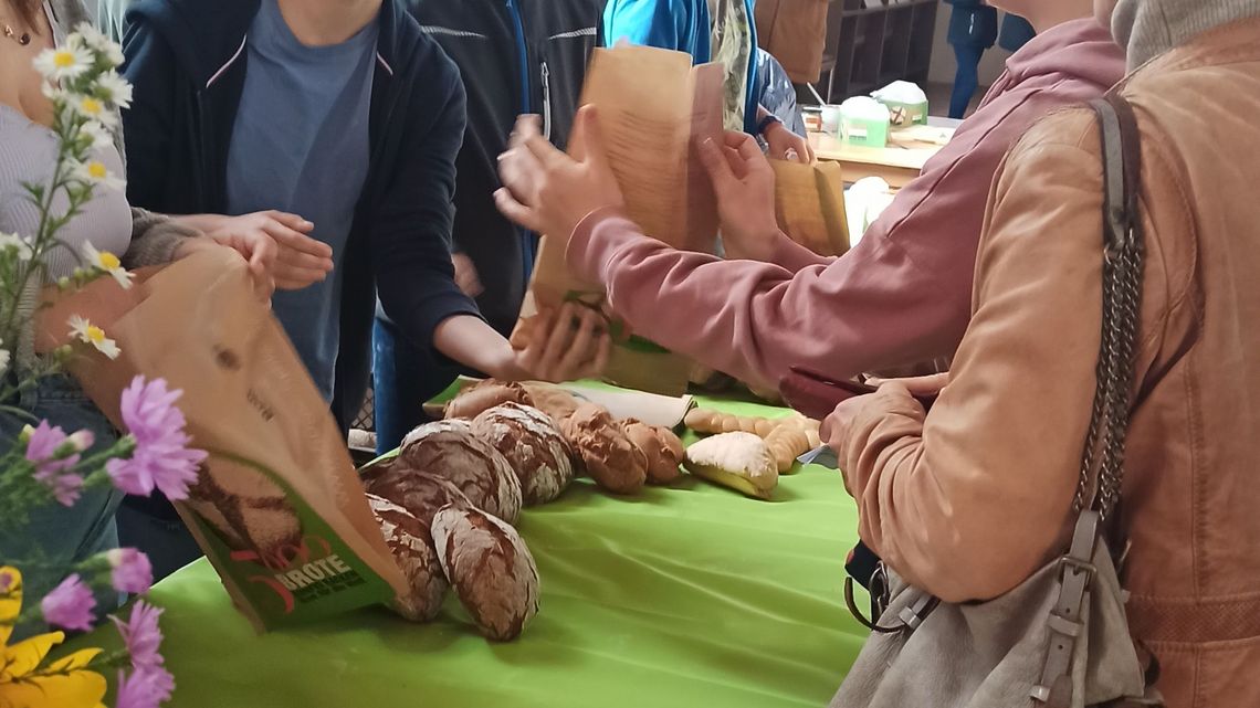 Brot werden verteilt.