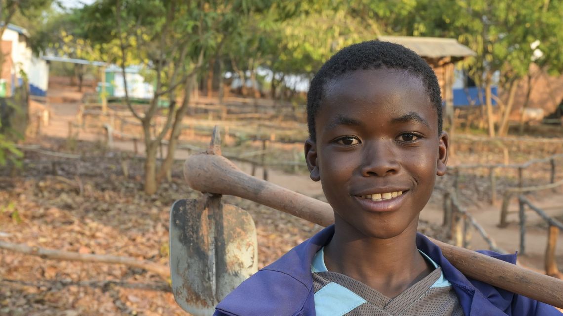 MALAWI, NGO Scope, Permakultur Projekt, Livingstonia, Mantchewe Schule, Chimwemwe Gama, 13 Jahre, Mitglied des Permakultur Klub der Schule, auf dem Weg nach Hause von der Schule