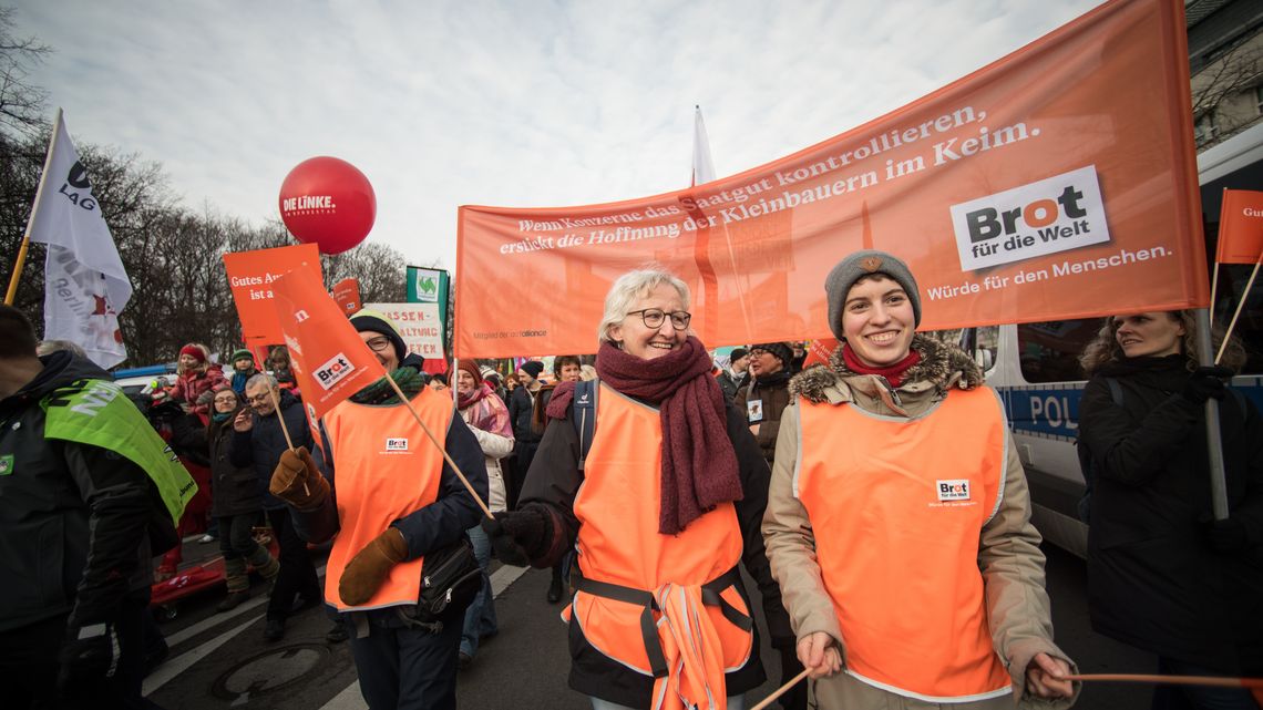 Brot für die Welt unterstützt die Demo mit großen Plakaten. 