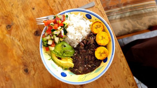 "Casado" ist ein Gericht aus Reis, Bohnen, Kochbananen, Salat und vorzugsweise Avocado 