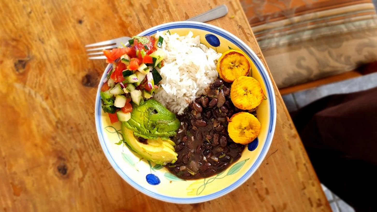 "Casado" ist ein Gericht aus Reis, Bohnen, Kochbananen, Salat und vorzugsweise Avocado 