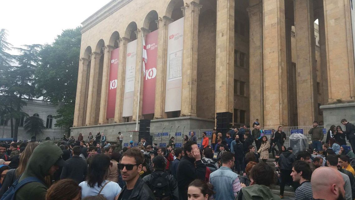 Der Anfang der Proteste vor dem georgischen Parlament am 12. Mai. Einige Stunden später waren es noch viel mehr Demonstranten. Der Anfang der Proteste vor dem georgischen Parlament am 12. Mai. Einige Stunden später waren es noch viel mehr Demonstranten.