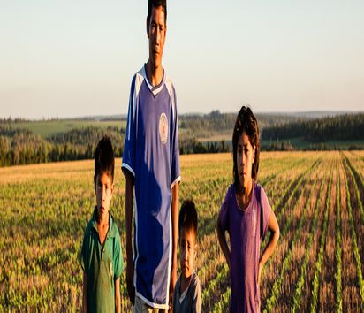 Lorenzo Villalba mit drei seiner Kinder auf Feld mit genmanipuliertem Soja 
