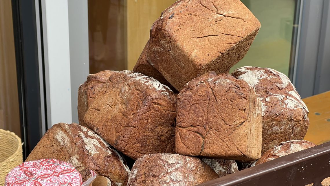 Konfis backen Brot für die Welt