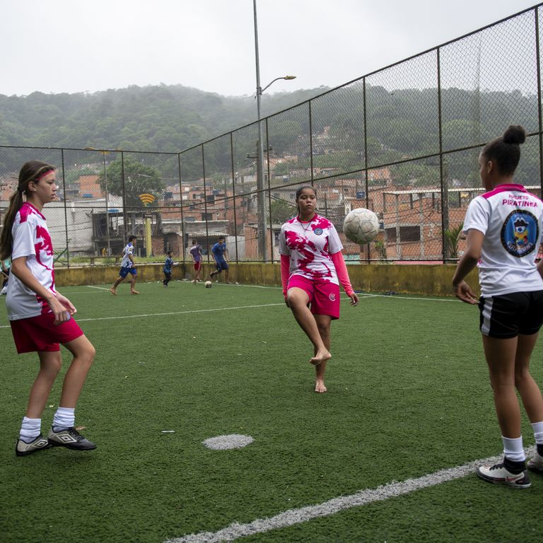 Der Sport ist dabei oftmals mehr als ein Zeitvertreib: In Santo André zum Beispiel spielen die Kinder und Jugendlichen nach den Regeln des „Futebol de Rua“, des südamerikanischen Straßenfußballs. Er wurde Anfang der 1990er Jahre erfunden, um die grassierende Jugendgewalt in den Armenvierteln der großen Städte einzudämmen. Projektpartner: Açao Educativa - AE