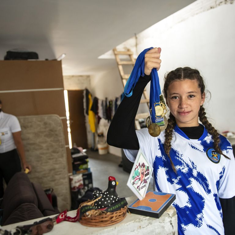 Maria Eduarda de Almeida Barbosa (genannt "Duda", 12 Jahre), Fußballerin im Projekt Piratinha, zeigt stolz ihre Medaillen.Projektpartner: Açao Educativa - AE